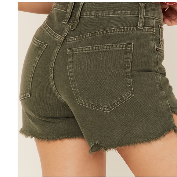 💥1 hour sale. Free People, Makai, Army green cutoff jean shorts, size 25 - Picture 3 of 8